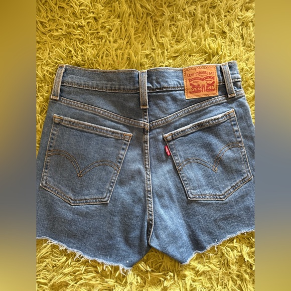 Levi's High Rise Shorts - Picture 1 of 5